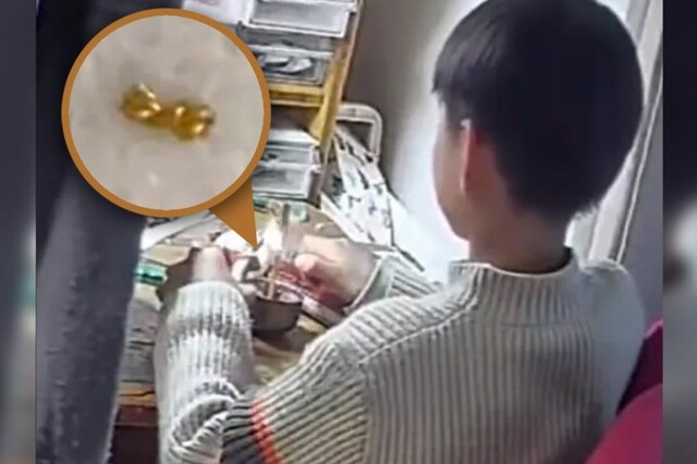 Мальчик разрезал мамино золотое ожерелье, чтобы раздать друзьям