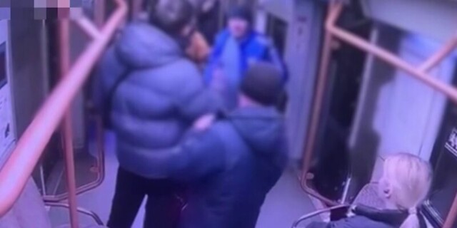 Не буди лихо: пьяный мужчина напал на пассажиров после того, как его разбудили