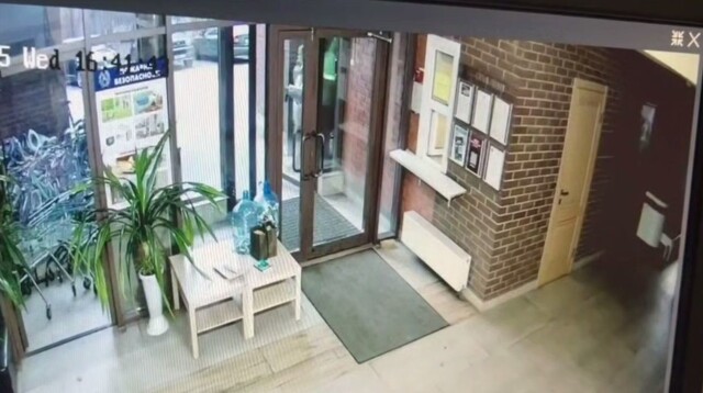 Торопыга врезался в стеклянную дверь