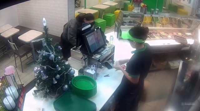 Женщина обманула сотрудницу сети фастфуда в Ленинградской области