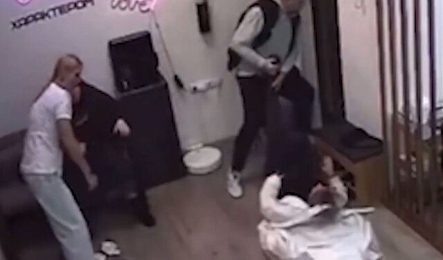 Блогершу-разоблачительницу вытащили за ноги из салона красоты