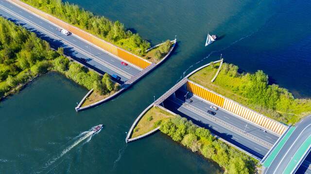 Красивый водный мост в Нидерландах