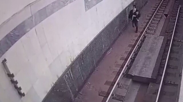 Полицейские задержали нетрезвого чудака, бегавшего по тоннелю метро в Москве