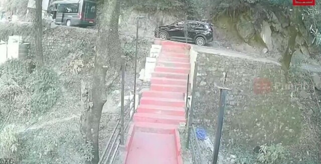 В Индии туристы едва не сорвались с обрыва из-за ошибки водителя
