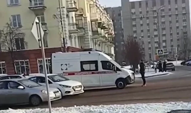 В Новокузнецке мужчина из-за разборок на дороге перегородил путь скорой