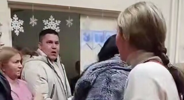 Мужчина закатил истерику в детском саду из-за новогоднего подарка