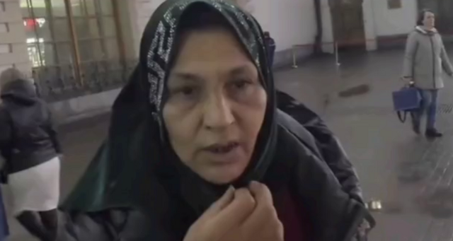 Мужчина достаёт цыганку на вокзале