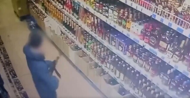 Мужчина открыл стрельбу из автомата в донецком супермаркете
