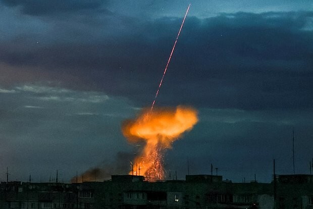 ВС России нанесли мощные ракетные удары по семи энергообъектам в Киеве. Над городом поднялось огненное грибовидное облако