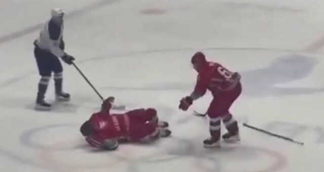 Лукашенко сбили с ног во время игры в хоккей