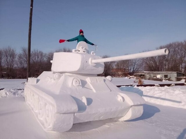 Внук с дедом построили из снега Т-34 в натуральную величину