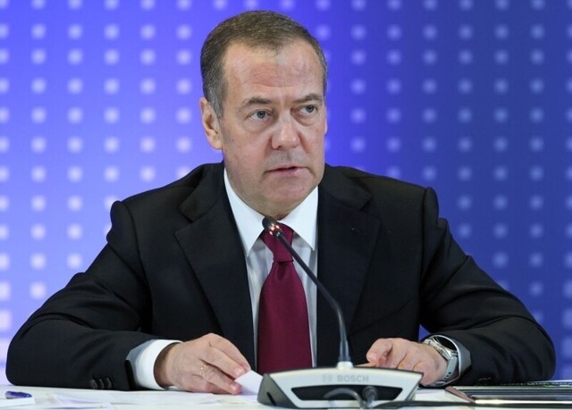 Медведев предложил выставить в Кунсткамере заспиртованное тело Зеленского