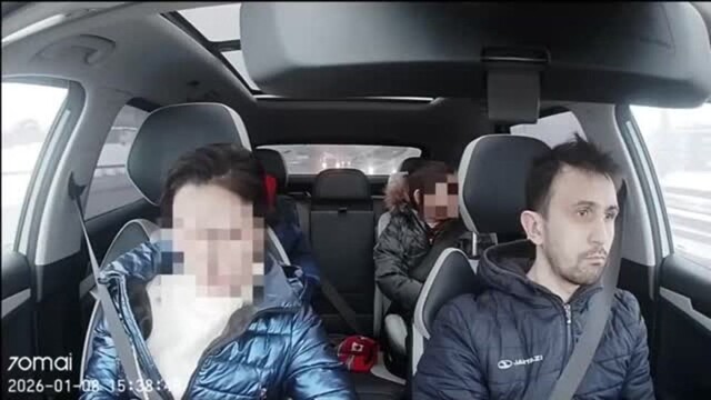 Женщина попыталась выпрыгнуть на ходу из такси в тоннеле