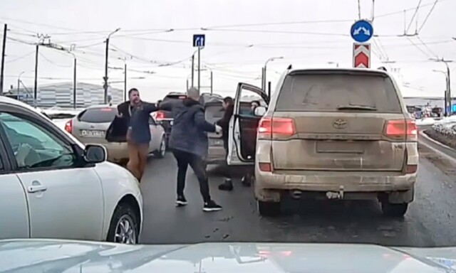 Разборки со стрельбой за место в пробке