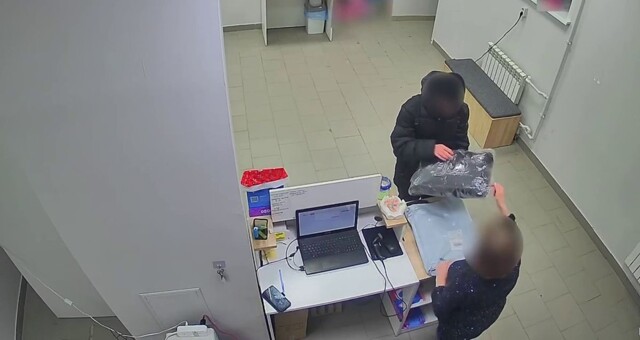 Парень похитил куртку из пункта выдачи заказов
