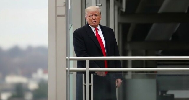 Трамп показал средний палец работнику завода в Детройте