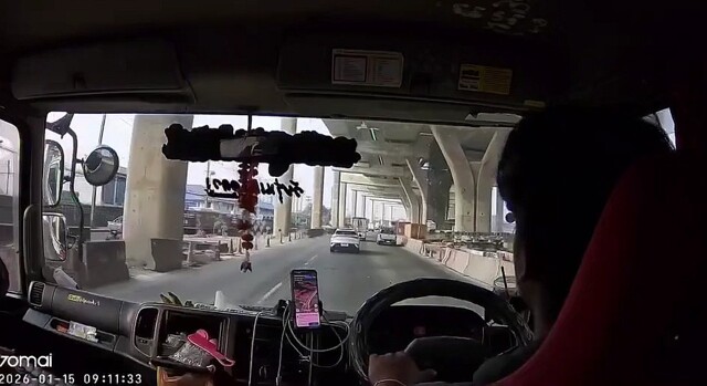 В Таиланде автомагистраль обрушилась на машины