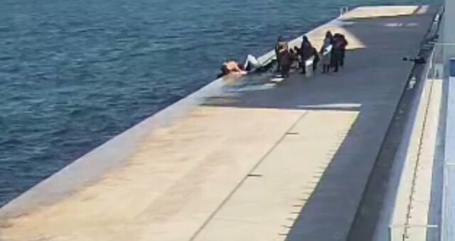 Прохожие спасли подростка, упавшего в&nbsp;море в&nbsp;Севастополе