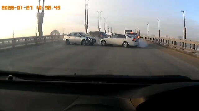 Массовое ДТП на метромосту в Омске