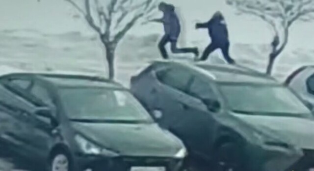 Мужчина выстрелил в охранника магазина из аэрозольного пистолета после кражи