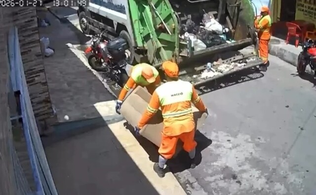 Диван, оставленный сушиться на тротуаре, приняли за мусор