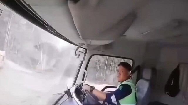 Оползень за секунды смёл рабочих, бульдозер и грузовик