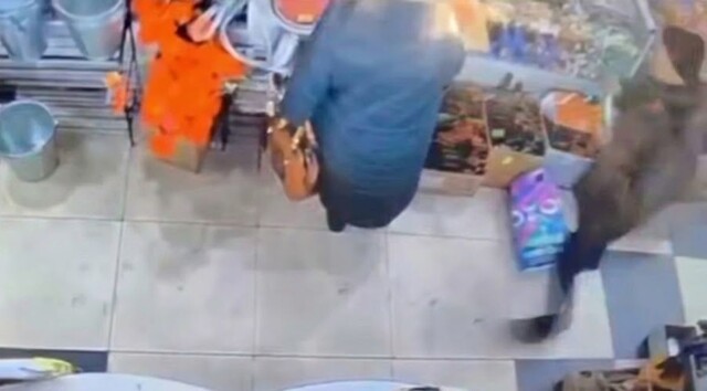 Мужчина напал с ножом на бабушку в магазине