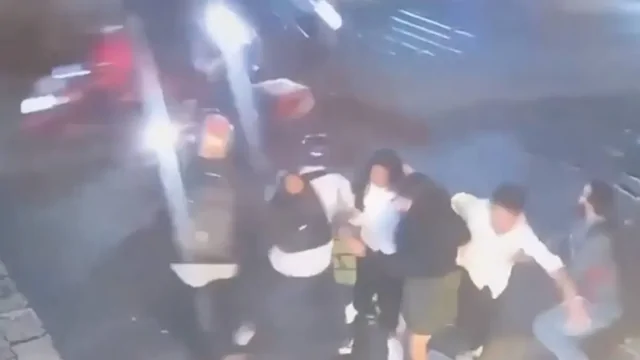 Пьяный водитель перелетел через разделительную полосу и протаранил ресторан, едва не сбив людей