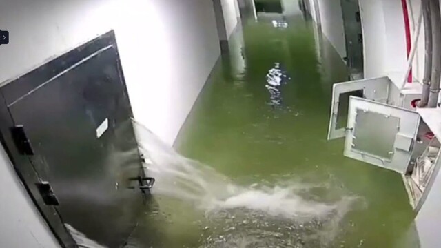 Мощный поток воды выбил металлическую дверь в хабаровском ЖК