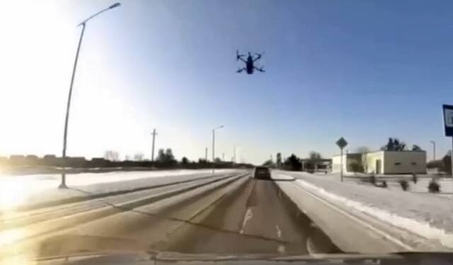 Дрон со взрывчаткой врезался в автомобиль