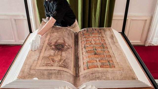 Что скрывает «Библия Дьявола»: договор с князем тьмы или титанический 30-летний труд одинокого монаха?