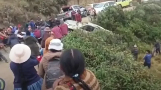 Жители Боливии вместе вытащили автомобиль из обрыва