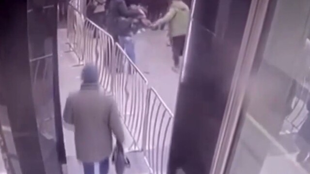 Нетрезвый пассажир метро ударил подростка стеклянной бутылкой по голове