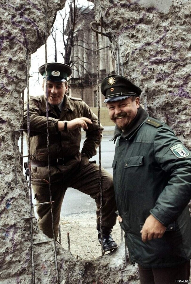 Пограничник ГДР и полицейский ФРГ у Берлинской стены, 1990