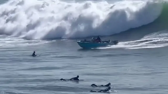 Гигантская волна перевернула лодку с семьёй
