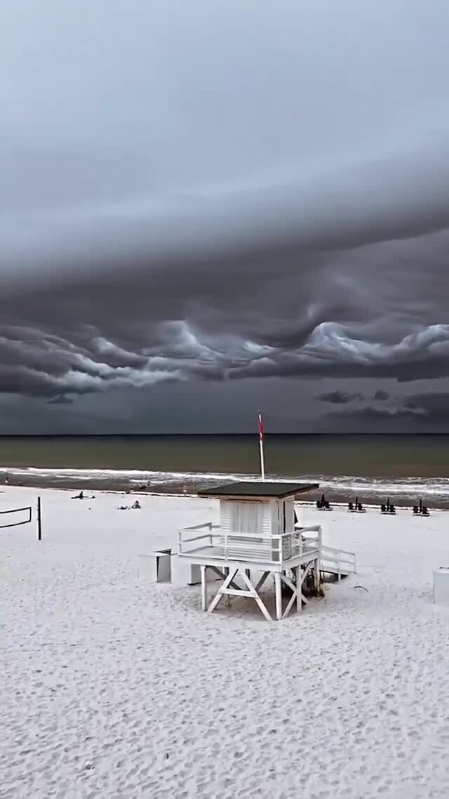 Необычные и устрашающие облака undulatus asperatus