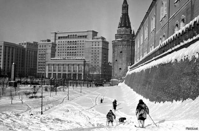 У Кремлевской стены в Александровском саду, 1948–1950 годы