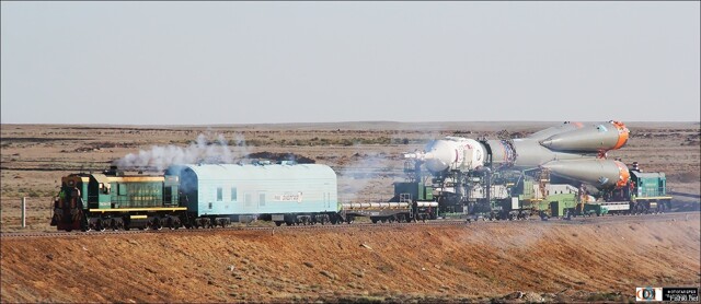 Тепловоз ТЭМ2УМ-179 (слева) и тепловоз ТЭМ2УМ-201 (справа) в процессе выката ...