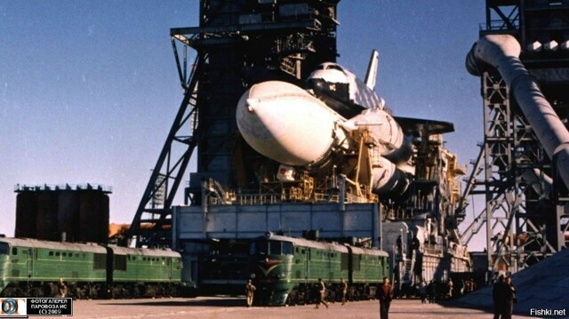 Тепловозы ПТЭ3 доставили установщик с ракетой "Энергия" и орбитальным корабле...