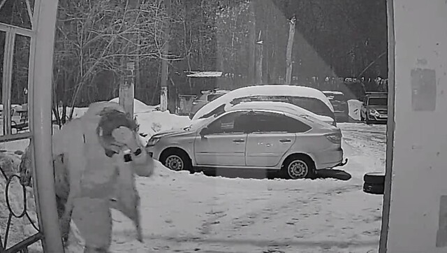 В Самаре на мужчину рухнула глыба льда с крыши