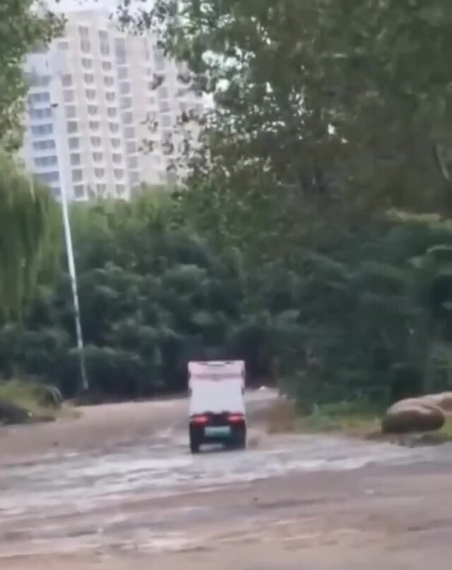 В Китае активно развивается беспилотная доставка: по дорогам уже курсируют фу...