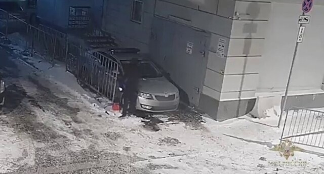 Парень поджег полицейскую машину в Москве