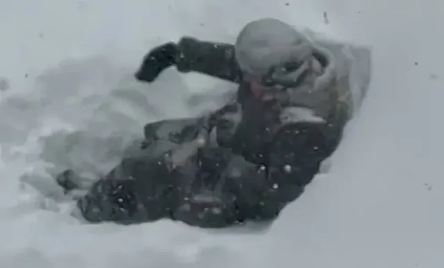 Ни метель, ни сугробы: пенсионерка откопала лавочку и продолжила «дежурство» во дворе