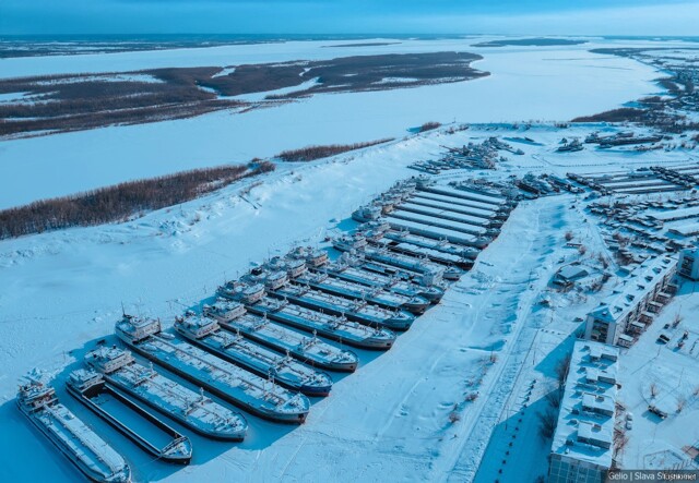 Зимовка речного флота в Якутии в затоне на реке Лена возле посёлка Жатай