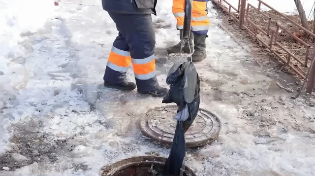 Житель Воронежа смыл джинсы в унитаз и оставил многоэтажку без воды