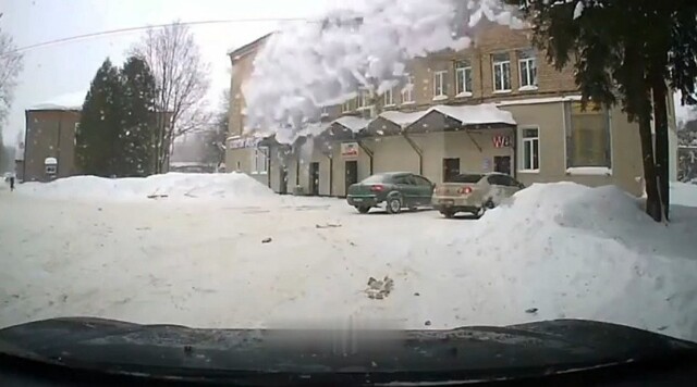 Какие повреждения наносит упавший с крыши снег