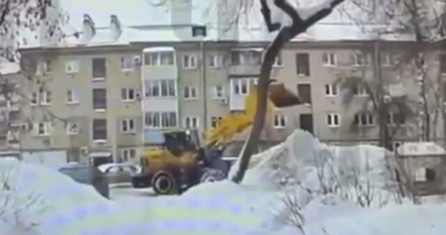 Снегоуборочная машина засыпала сугроб с ребёнком в Подмосковье