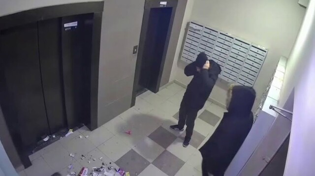 Возмутительное поведение мужчины в подъезде жилого дома