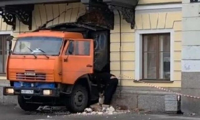 Грузовик обрушил арку и часть фасада Дома Голицына