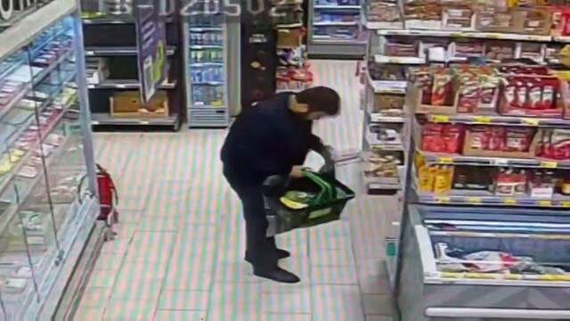 Вор-сладкоежка украл шоколадки из магазина